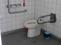 Medium_車椅子トイレ便器の様子