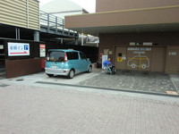 Medium_１．立体駐車場入口と障がい者駐車場resize3110