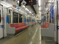Medium_01_仙台市地下鉄車両席までの通路