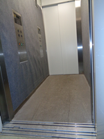 Medium_エレベーター入口