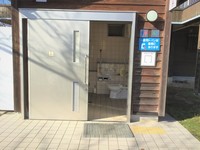 Medium_カヌー競技場多目的トイレ①入口