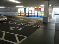 Medium_駐車場から建物まで