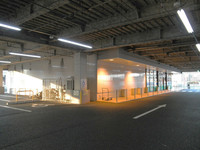 Medium_駐車場から建物まで