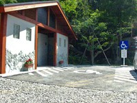 Medium_駐車場から建物まで