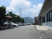 Medium_駐車場から建物まで