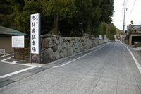 Medium_駐車場から建物までの屋根
