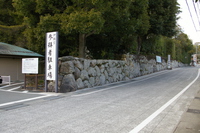 Medium_駐車場から建物までの屋根