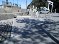 Medium_駐車場から建物までの屋根