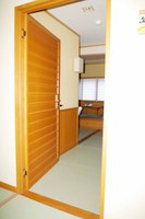 Medium_1-車いす対応トイレ客室入口