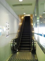 Medium_1.上りエスカレーター
