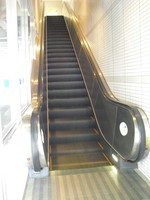 Medium_2.下りエスカレーター