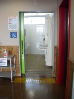 Medium_1.ターミナル内多目的トイレ入口