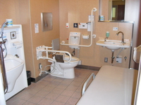 Medium_ターミナル内多目的トイレ介護ベッド