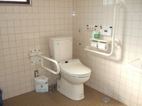 Medium_多目的トイレの便器