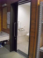 Medium_1.多目的トイレ入口