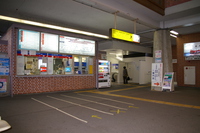 Medium_駅の窓口と券売機