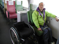 Medium_車椅子対応特急座席の様子