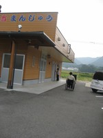Medium_駐車場からトイレ