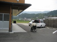Medium_駐車場からトイレ２