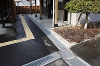 Medium_駐車場から建物