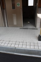 Medium_駐車場から建物２