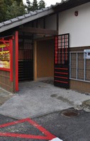 Medium_駐車場から出入口