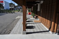 Medium_駐車場から店内