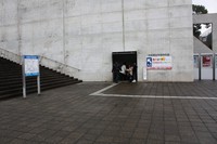 Medium_駐車場から建物２