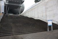 Medium_建物までの階段