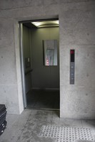 Medium_建物までのエレベーター