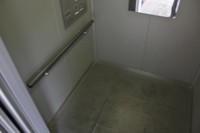 Medium_建物までのエレベーター２