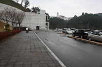 Medium_駐車場から建物