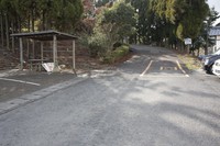 Medium_入口階段を避ける車道