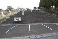 Medium_駐車場から建物
