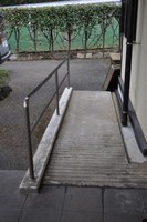 Medium_駐車場から入口