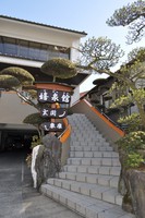 Medium_駐車場から入口