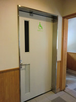 Medium_３．ＪＲ出雲坂根駅内多目的トイレ入口resize2285