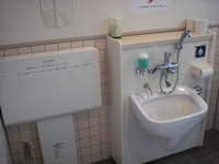 Medium_1.多目的トイレ内オストメイトresize0767