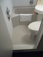 Medium_3.シングルルーム内のトイレとバスresize4025