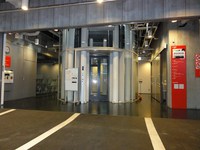 Medium_01_せんだいメディアテーク駐車場から建物