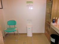 Medium_２．貸切風呂脱衣所、シャワーチェアresize3627