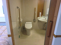 Medium_３．車いすトイレresize3129