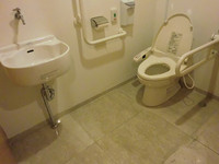 Medium_２．車いすトイレ内resize2868