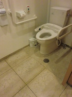 Medium_３．女子トイレ内の多目的トイレresize2938