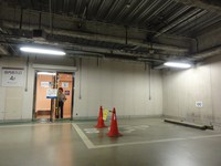 Medium_01_三越仙台店駐車場からトイレ屋根あり