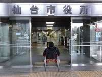 Medium_01_仙台市役所建物出入口