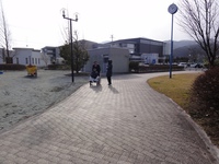 Medium_01_益岡公園駐車場から建物