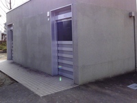 Medium_01_益岡公園建物出入口