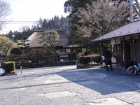 Medium_01_白石武家屋敷駐車場から建物まで