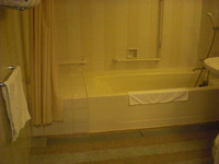 Medium_２．バリアフリールーム内浴室とトイレresize3901